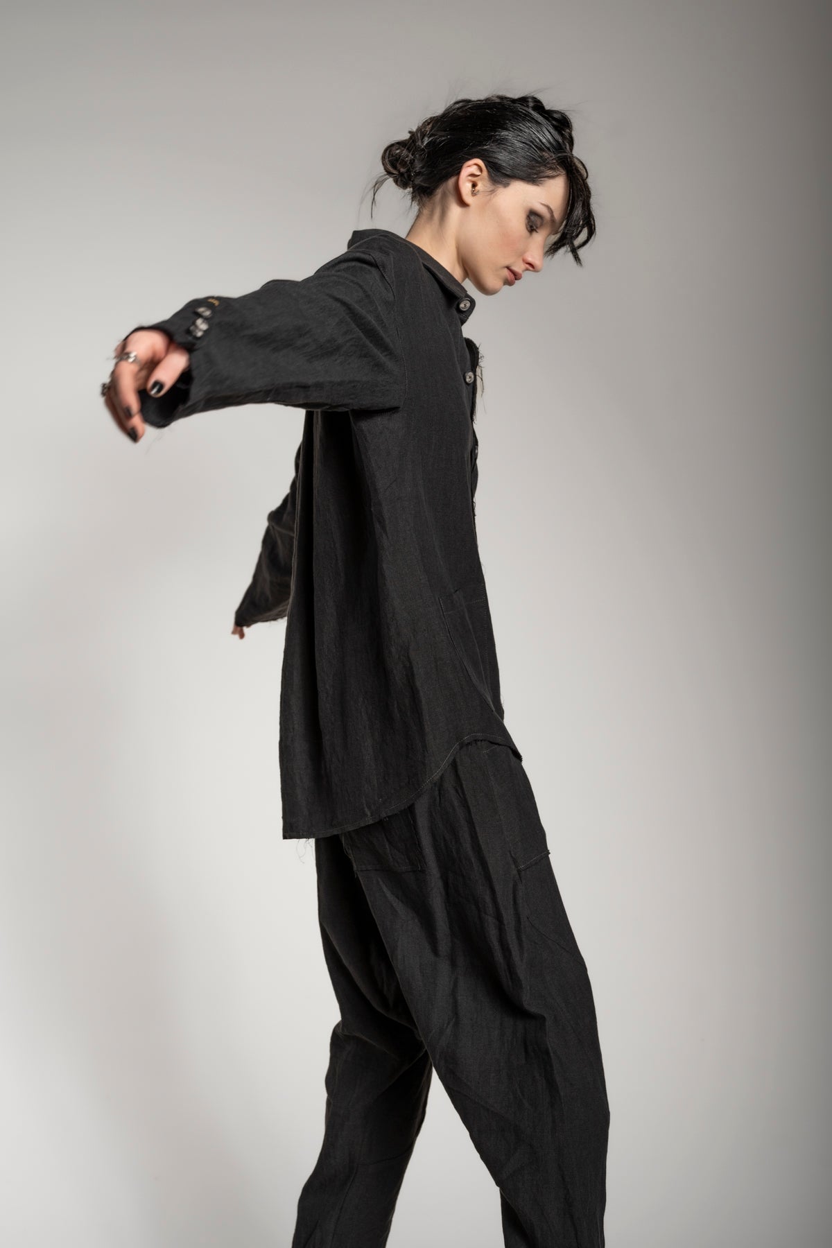 eigensinnig wien | Thoreau | Designer Leinen Overshirt in Schwarz