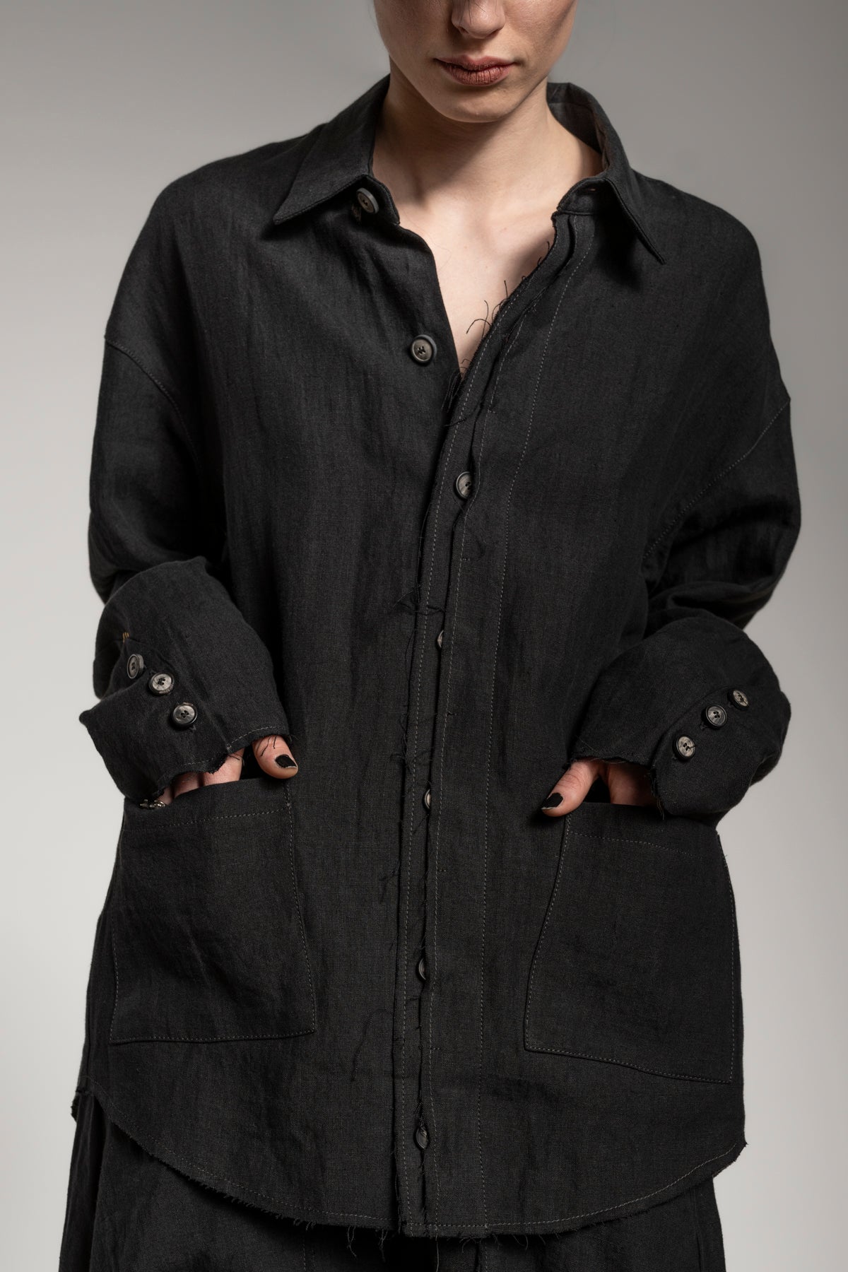 eigensinnig wien | Thoreau | Designer Leinen Overshirt in Schwarz