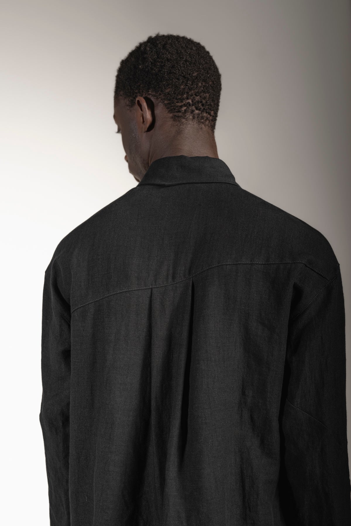 eigensinnig wien | Thoreau | Designer Leinen Overshirt in Schwarz