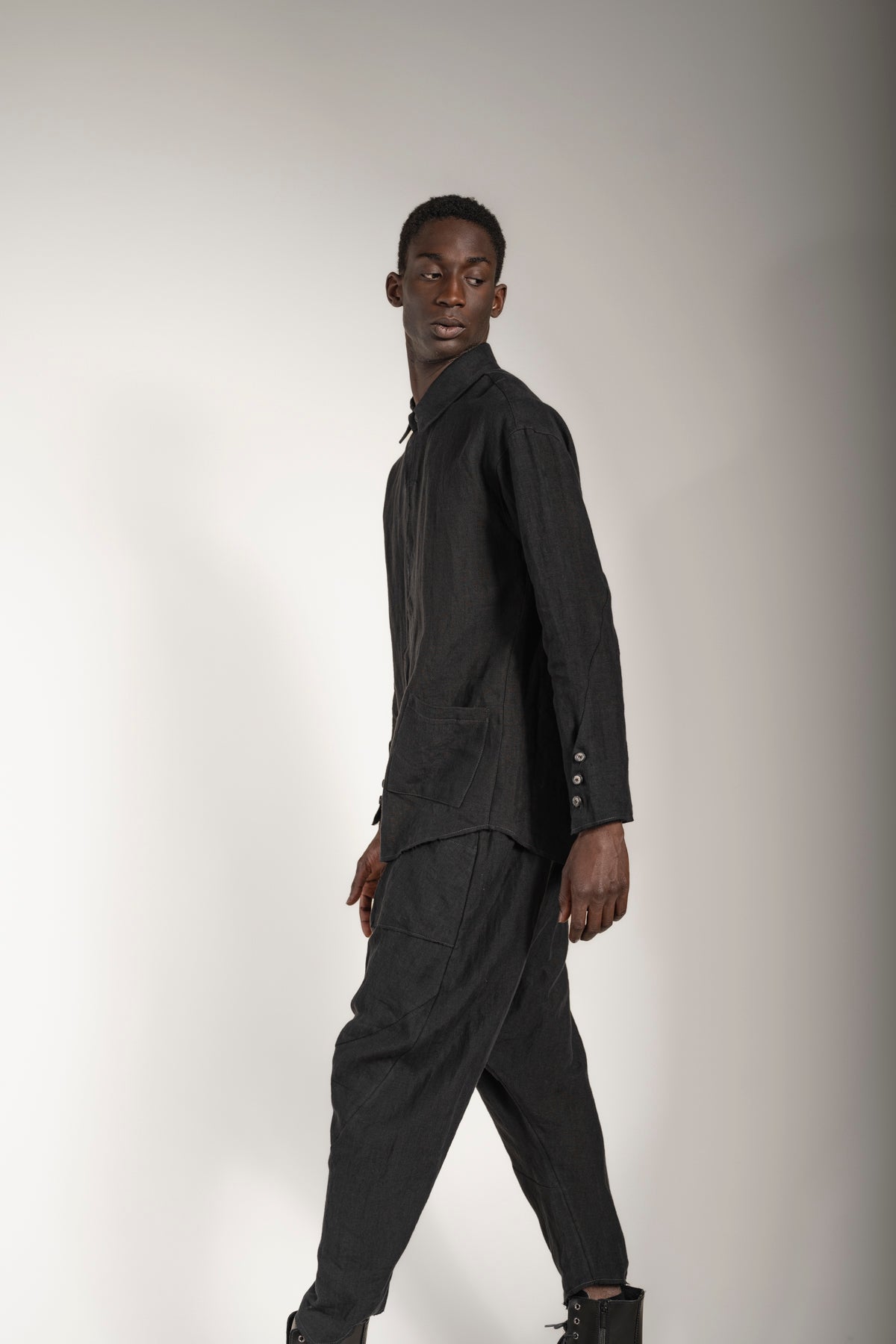 eigensinnig wien | Thoreau | Designer Leinen Overshirt in Schwarz