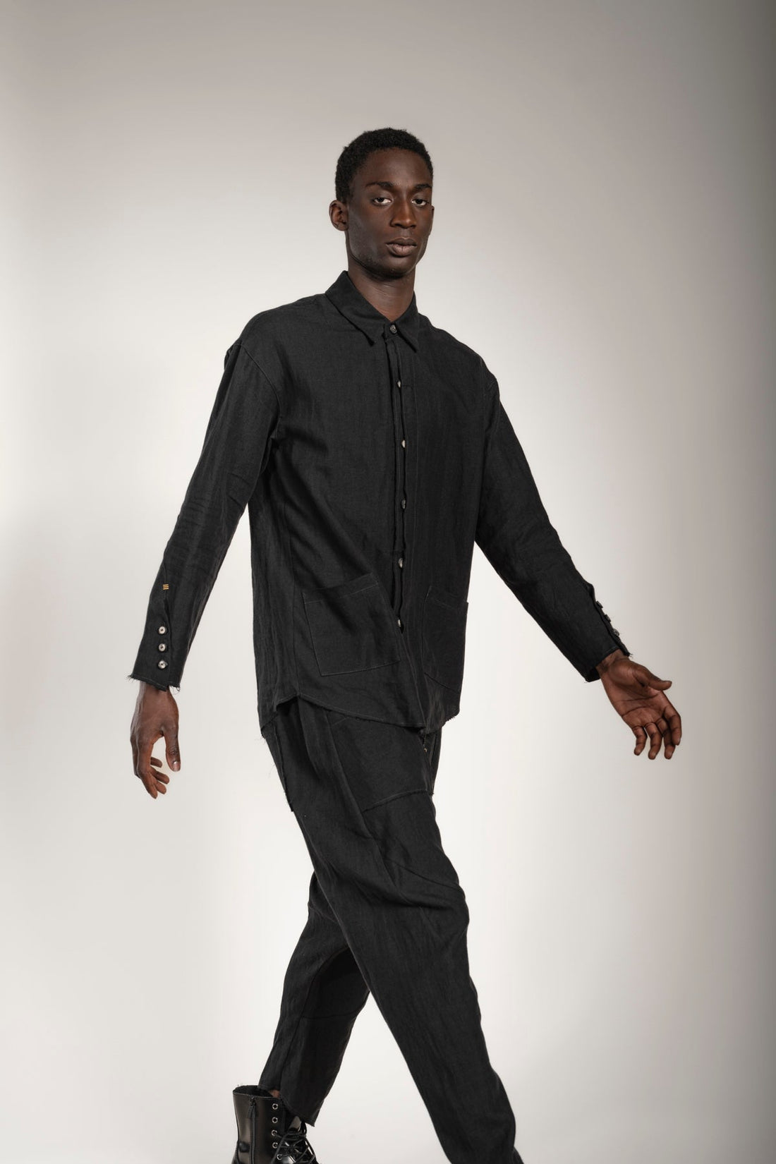 eigensinnig wien | Thoreau | Designer Leinen Overshirt in Schwarz