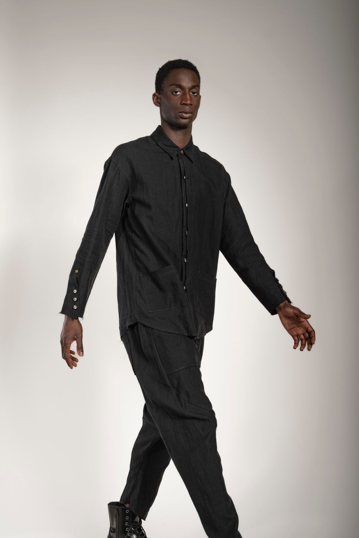 eigensinnig wien | Thoreau | Designer Leinen Overshirt in Schwarz