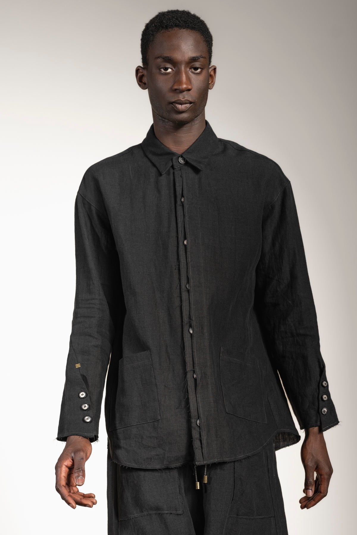 eigensinnig wien | Thoreau | Designer Leinen Overshirt in Schwarz