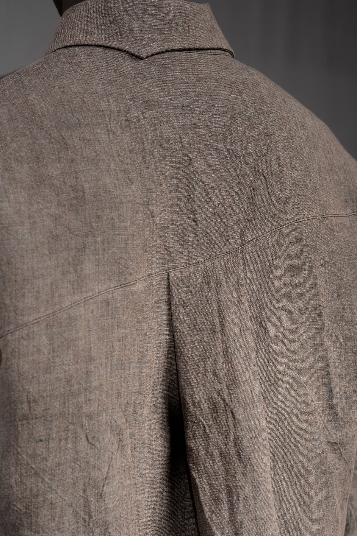eigensinnig wien | Thoreau | Designer Leinen-Overshirt mit dekonstruierter Silhouette