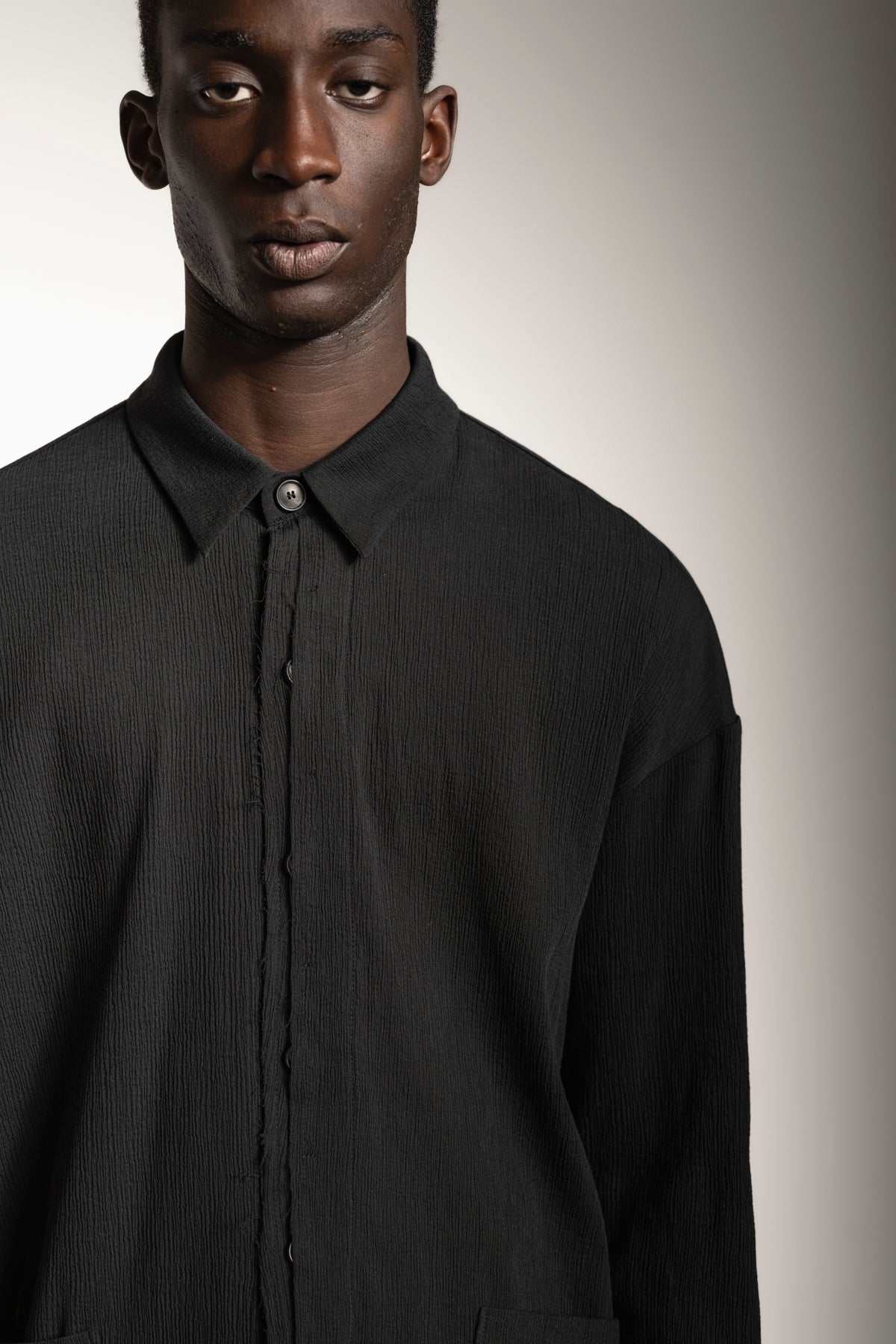 eigensinnig wien | Thoreau | Seiden Shacket für Damen und Herren in Schwarz