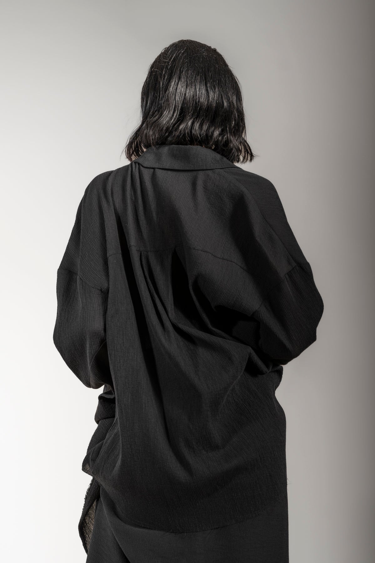 eigensinnig wien | Thoreau | Seiden Shacket für Damen und Herren in Schwarz