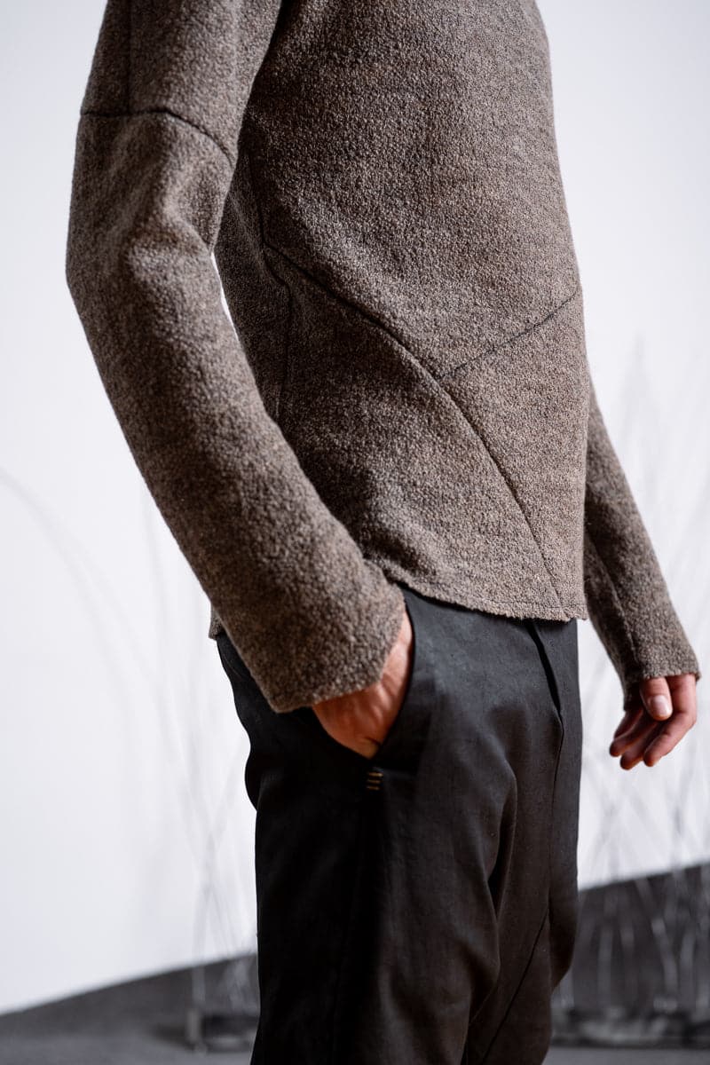 eigensinnig wien | Tolstoi | Außergewöhnlicher Pullover aus feiner, dünner Wolle mit asymmetrischen Nähten in sand