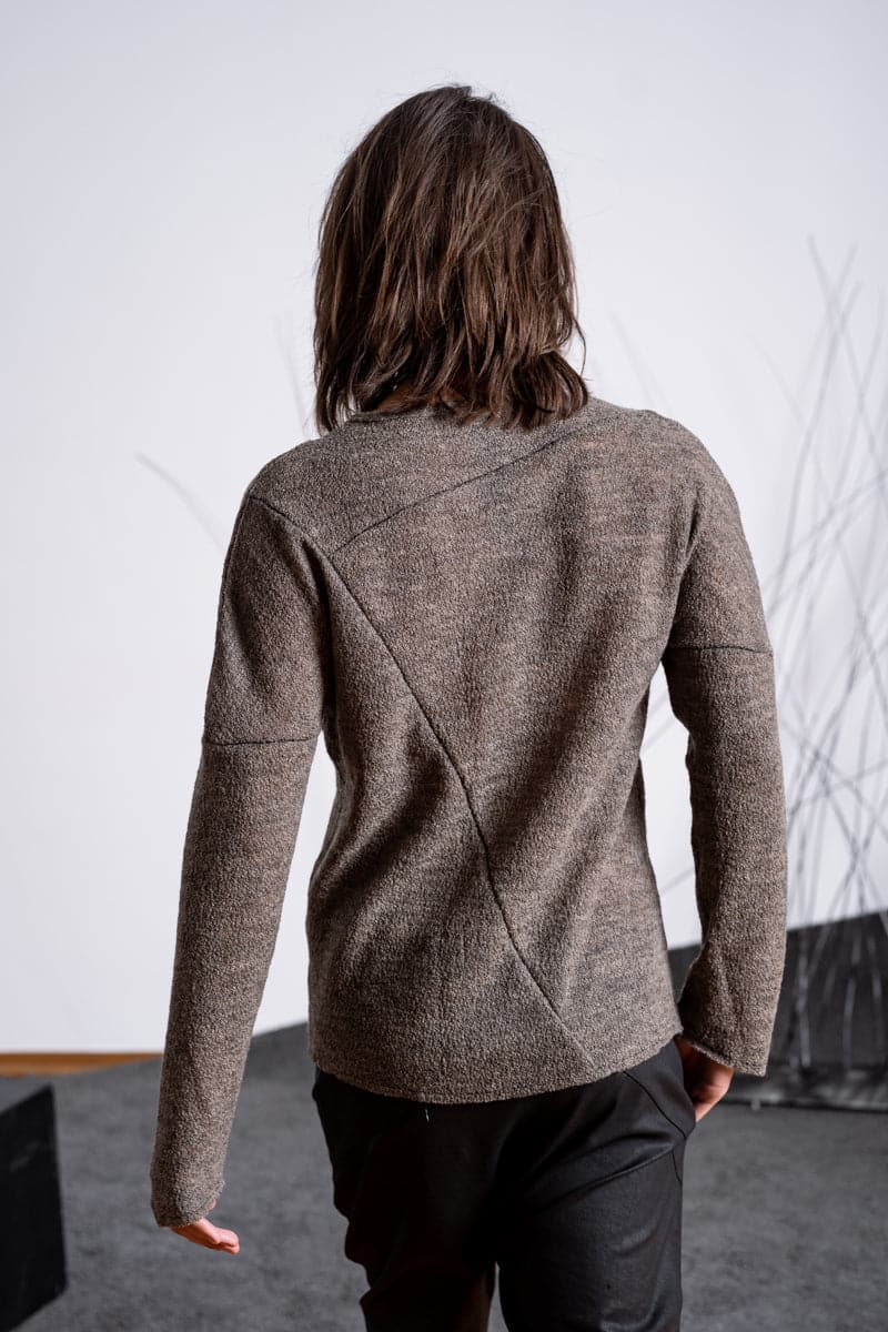 eigensinnig wien | Tolstoi | Außergewöhnlicher Pullover aus feiner, dünner Wolle mit asymmetrischen Nähten in sand