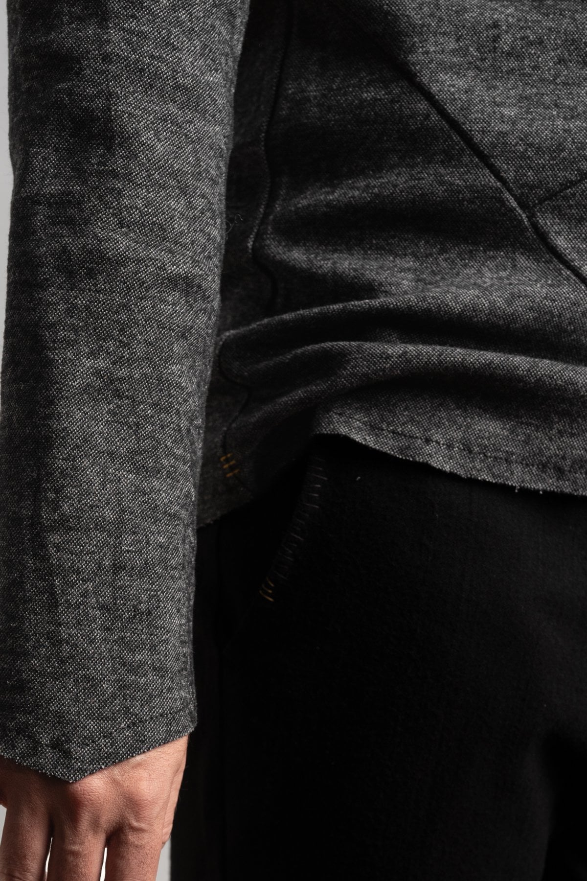 eigensinnig wien | Tolstoi | Avantgardistischer Designerpullover für Herren aus meliertem Wollmix-Jersey