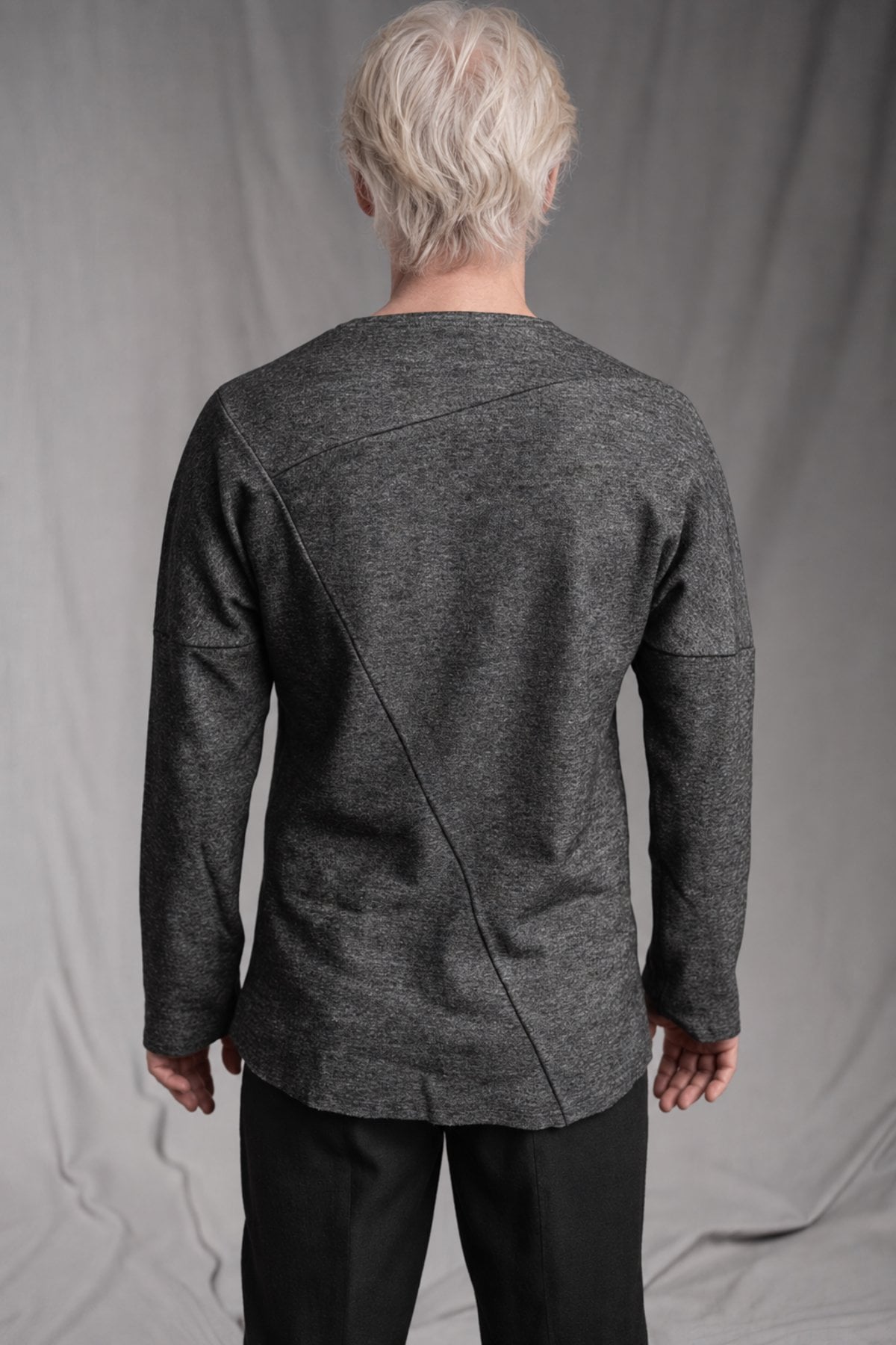 eigensinnig wien | Tolstoi | Avantgardistischer Designerpullover für Herren aus meliertem Wollmix-Jersey