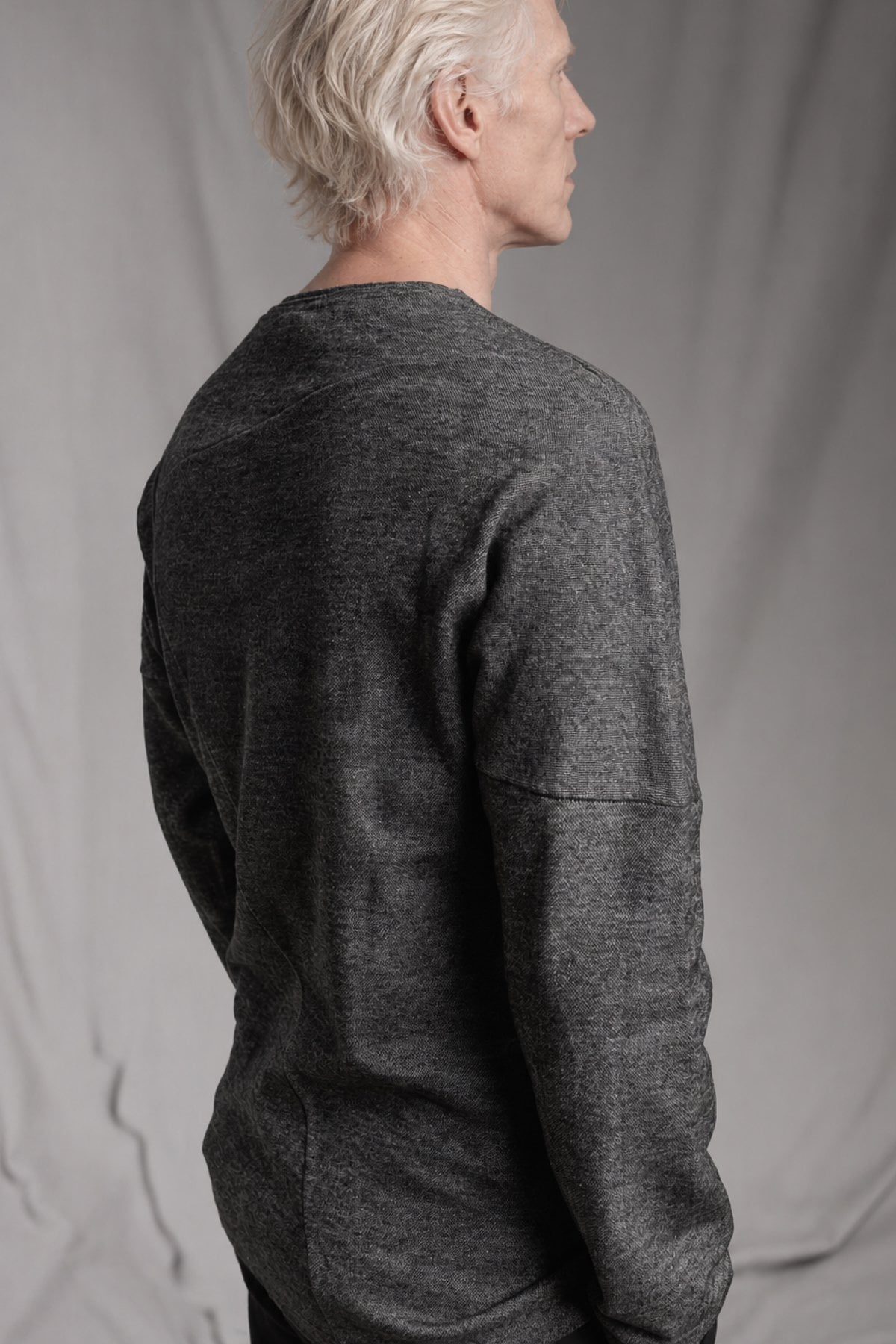 eigensinnig wien | Tolstoi | Avantgardistischer Designerpullover für Herren aus meliertem Wollmix-Jersey