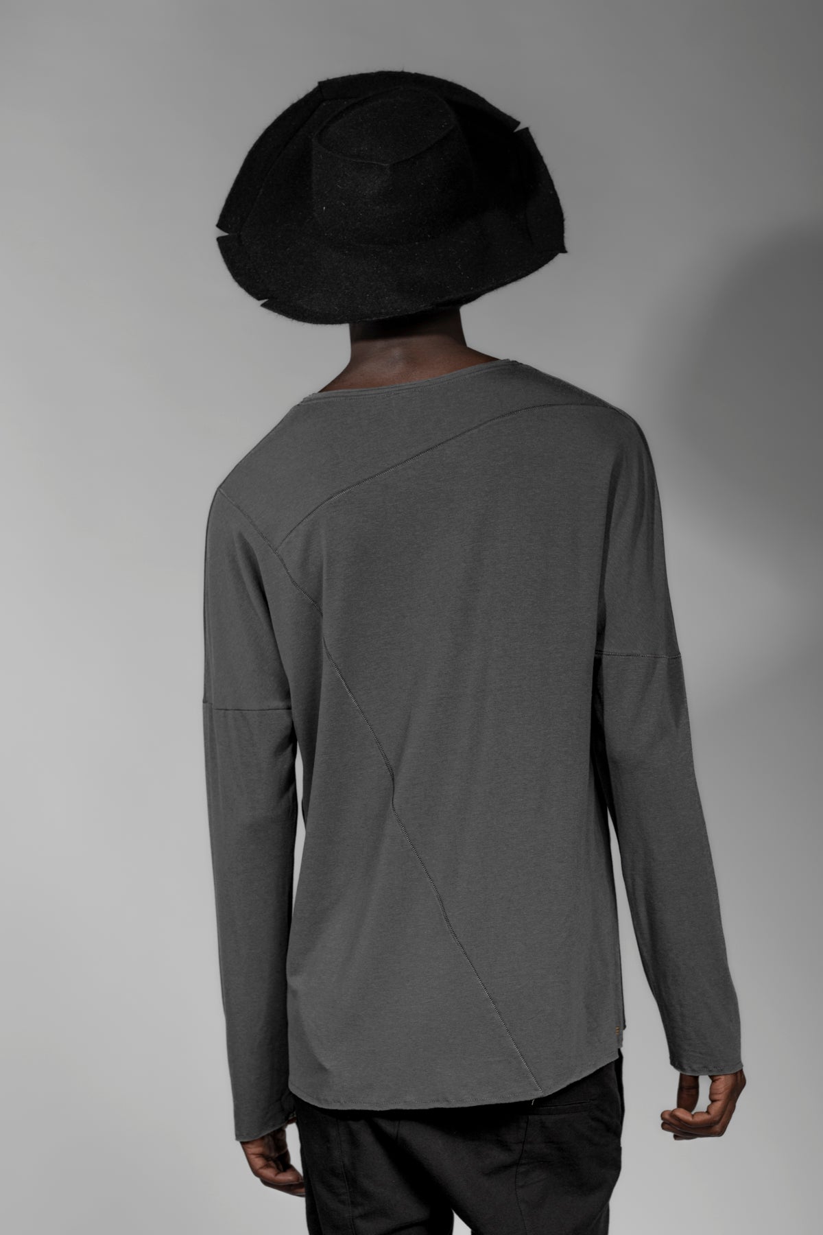 eigensinnig wien | Tolstoi | Dünner, grauer Designer Herren-Pullover