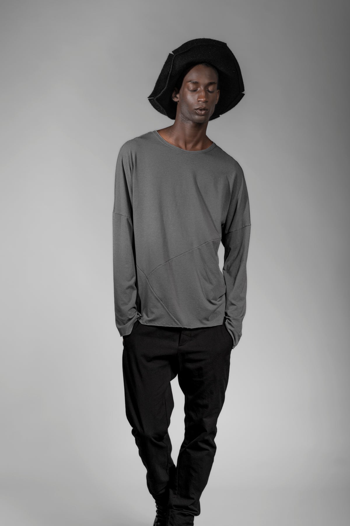 eigensinnig wien | Tolstoi | Dünner, grauer Designer Herren-Pullover