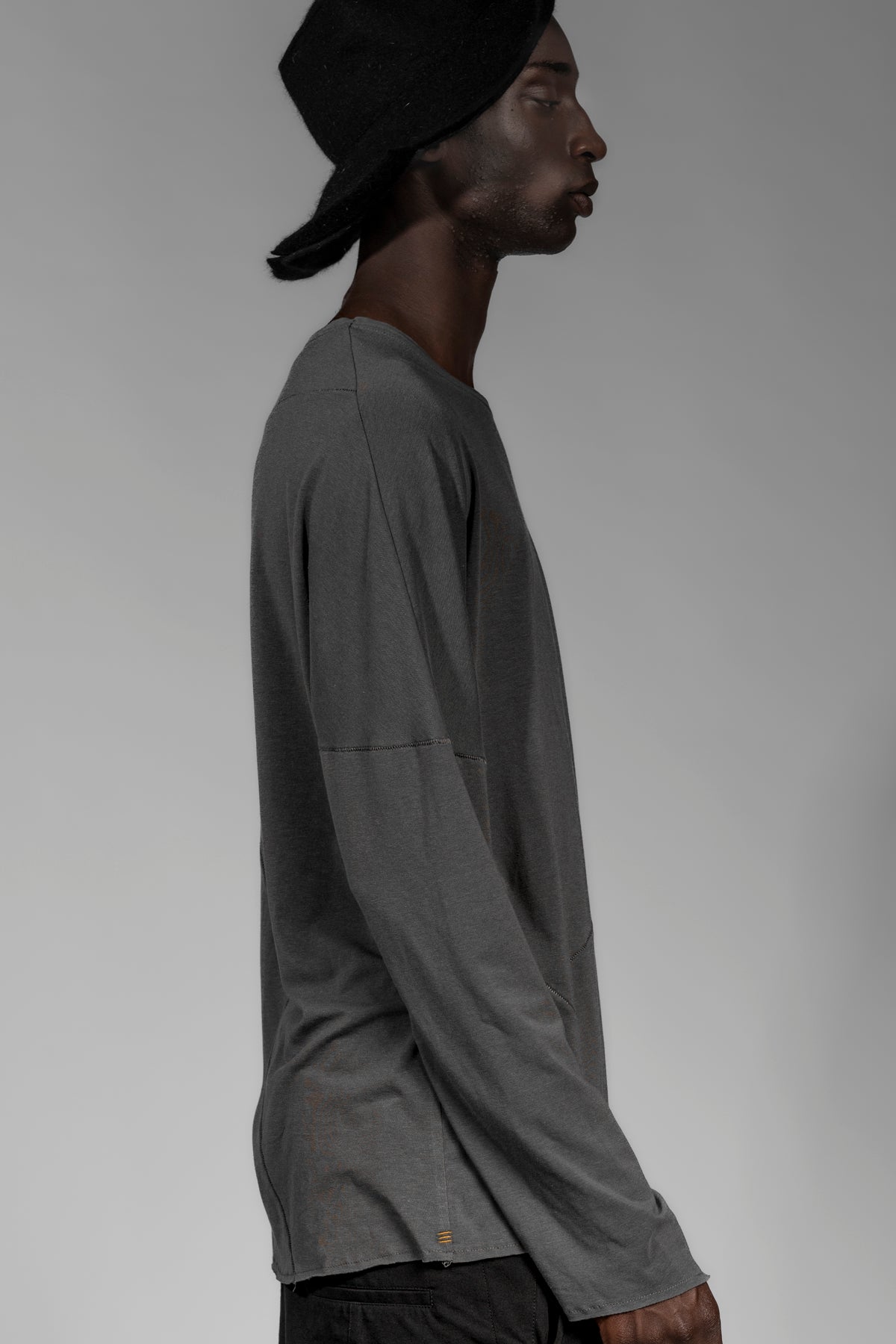 eigensinnig wien | Tolstoi | Dünner, grauer Designer Herren-Pullover