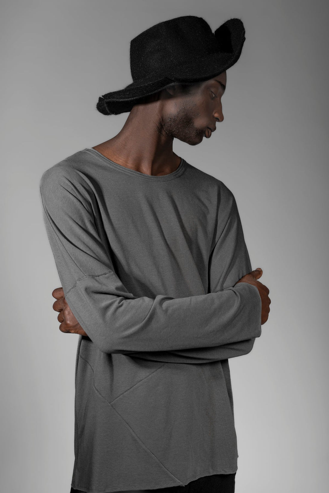eigensinnig wien | Tolstoi | Dünner, grauer Designer Herren-Pullover