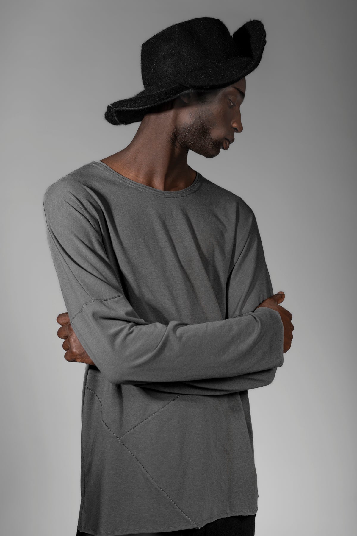 eigensinnig wien | Tolstoi | Dünner, grauer Designer Herren-Pullover