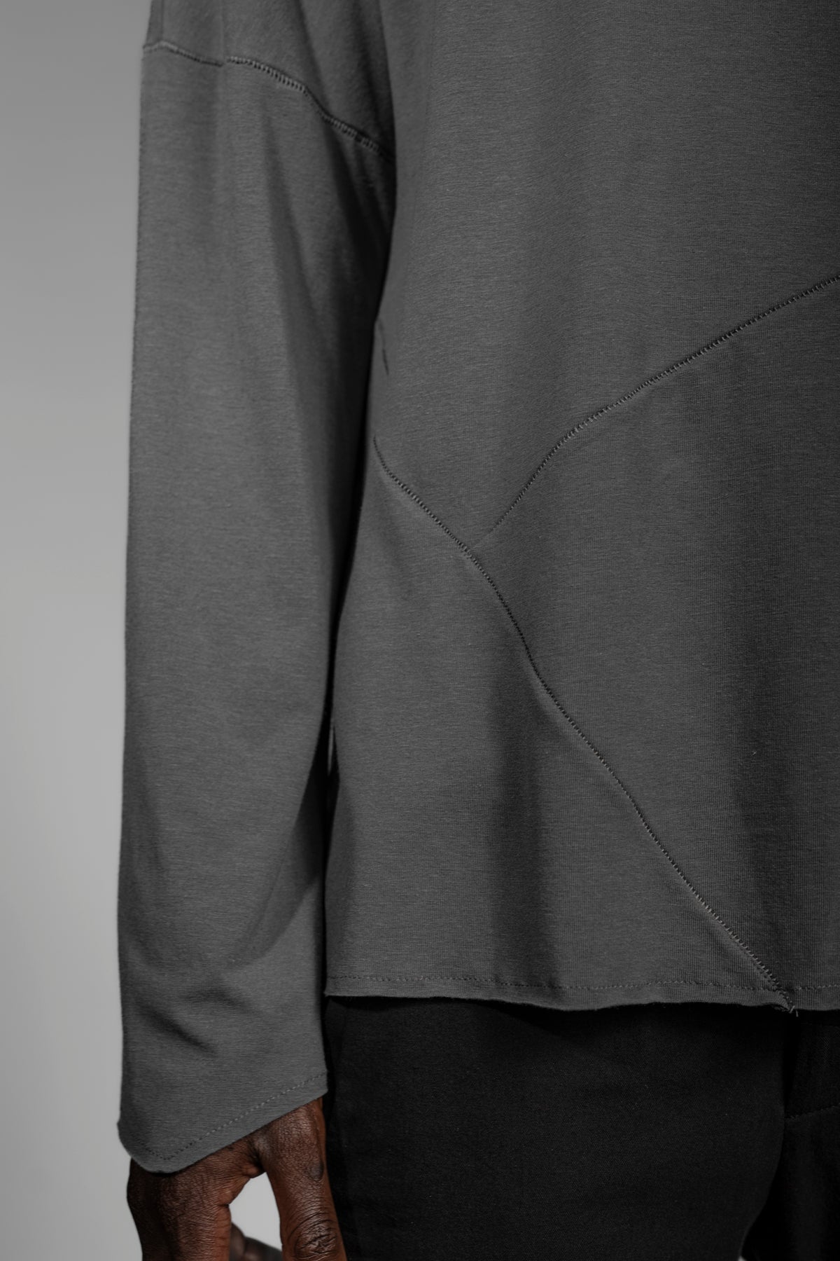 eigensinnig wien | Tolstoi | Dünner, grauer Designer Herren-Pullover