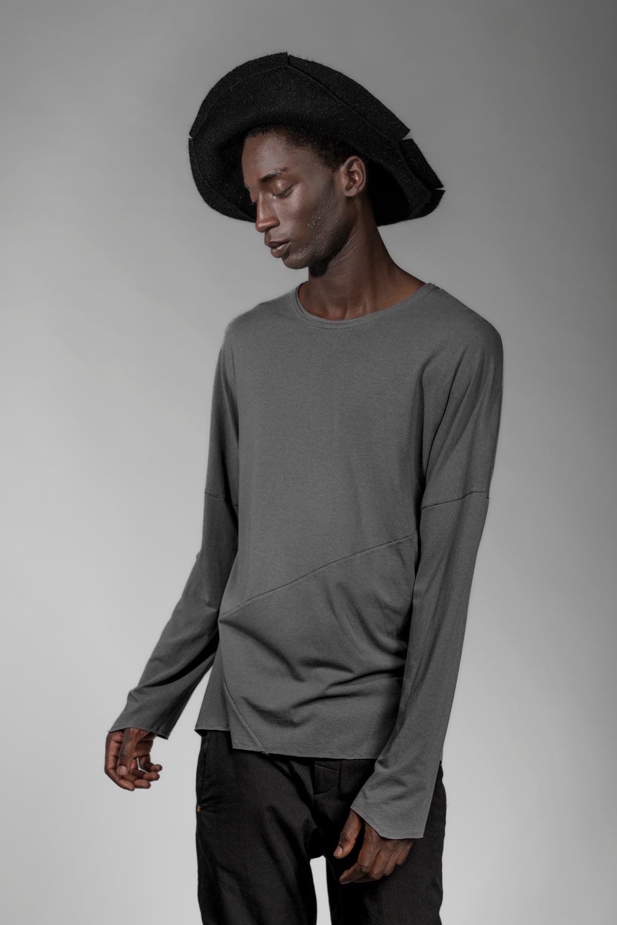 eigensinnig wien | Tolstoi | Dünner, grauer Designer Herren-Pullover
