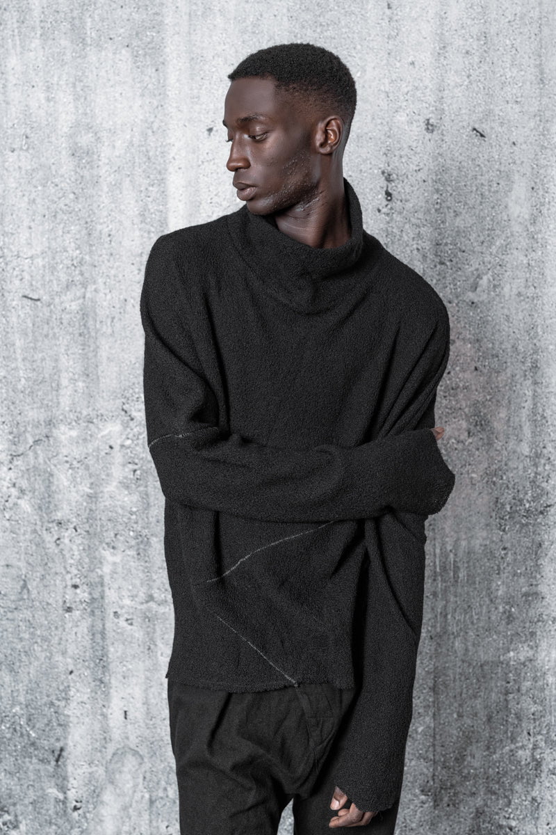 Pullover eigensinnig wien | Tolstoi RK | Schwarzer, dünner Rollkragenpullover aus Wolle für Herren - eigensinnig wien Online Shop für Designer Mode und Avantgarde Mode