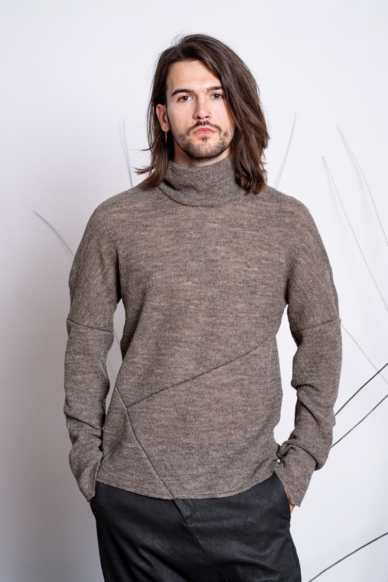 eigensinnig wien | Tolstoi | Spezieller Rollkragenpullover aus feiner, dünner Wolle mit asymmetrischen Nähten in sand