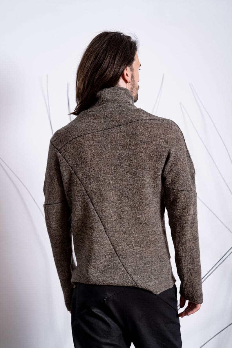 eigensinnig wien | Tolstoi | Spezieller Rollkragenpullover aus feiner, dünner Wolle mit asymmetrischen Nähten in sand