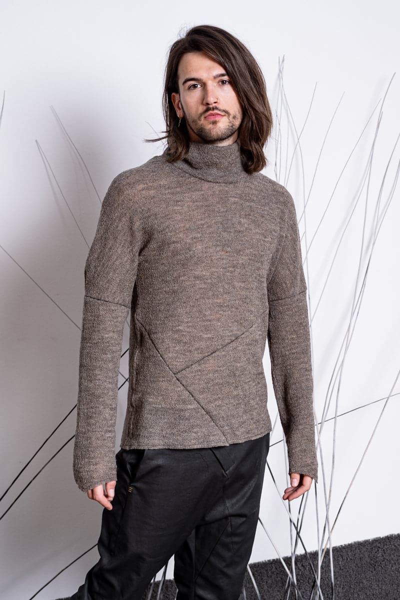 eigensinnig wien | Tolstoi | Spezieller Rollkragenpullover aus feiner, dünner Wolle mit asymmetrischen Nähten in sand