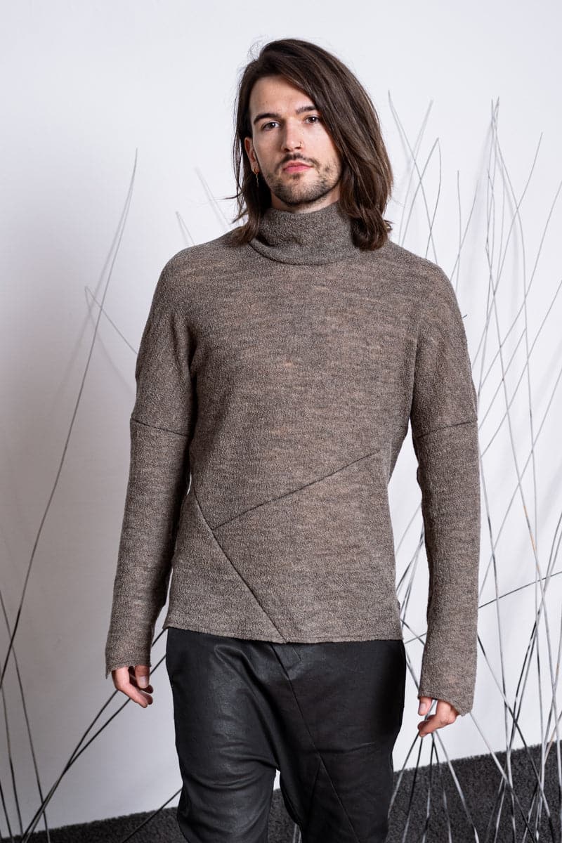 eigensinnig wien | Tolstoi | Spezieller Rollkragenpullover aus feiner, dünner Wolle mit asymmetrischen Nähten in sand