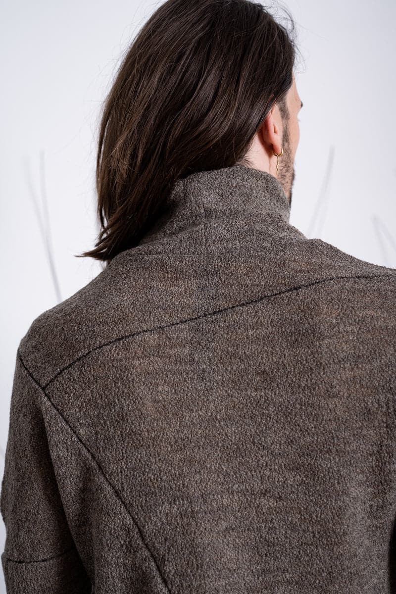 eigensinnig wien | Tolstoi | Spezieller Rollkragenpullover aus feiner, dünner Wolle mit asymmetrischen Nähten in sand