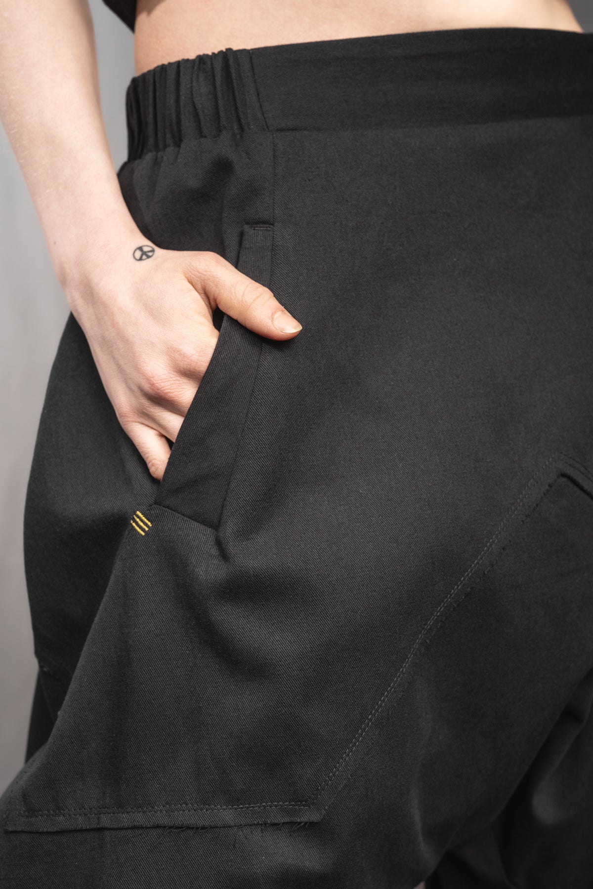 eigensinnig wien | Tuareg | Schwarze, leichte Designer Drop-Crotch Haremshose aus Baumwolle