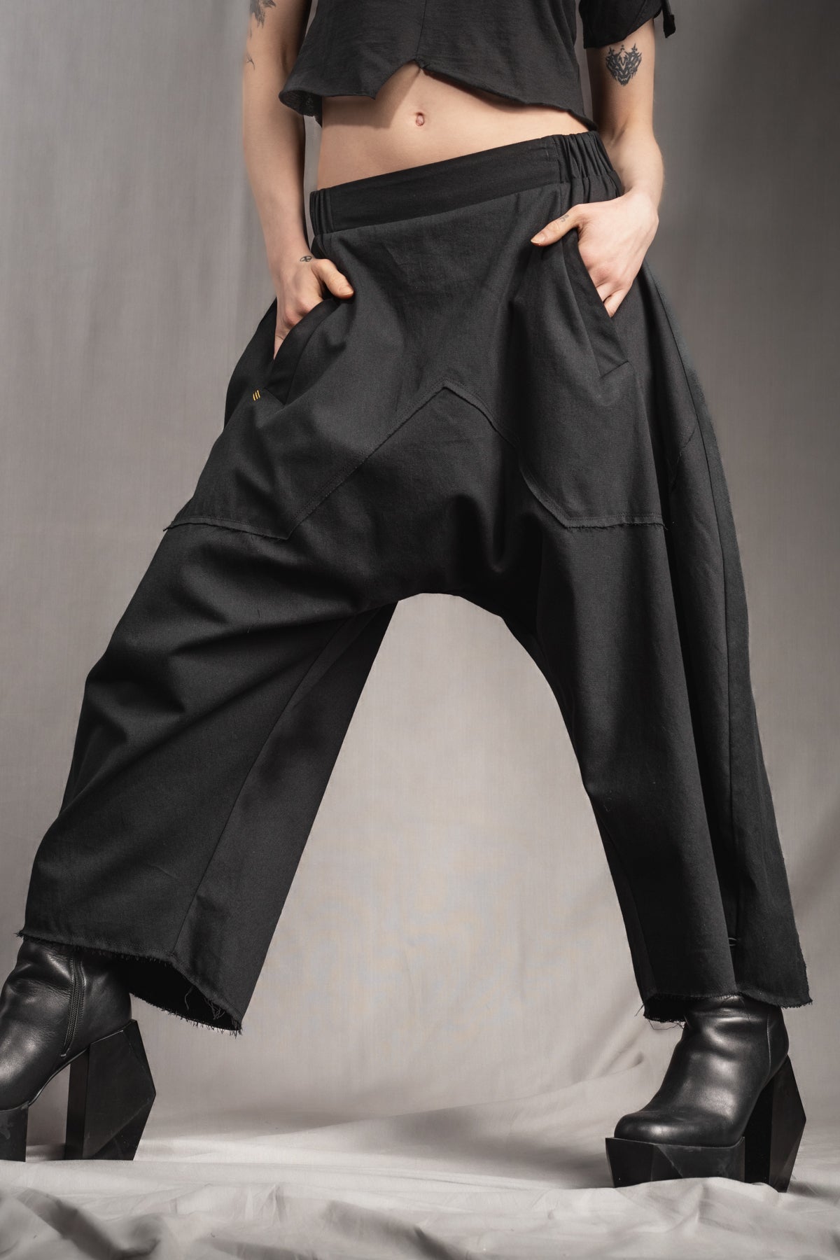 eigensinnig wien | Tuareg | Schwarze, leichte Designer Drop-Crotch Haremshose aus Baumwolle