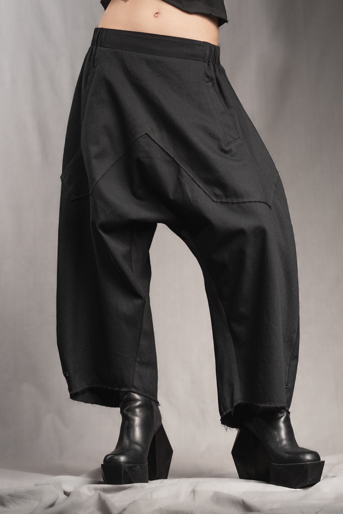 eigensinnig wien | Tuareg | Schwarze, leichte Designer Drop-Crotch Haremshose aus Baumwolle