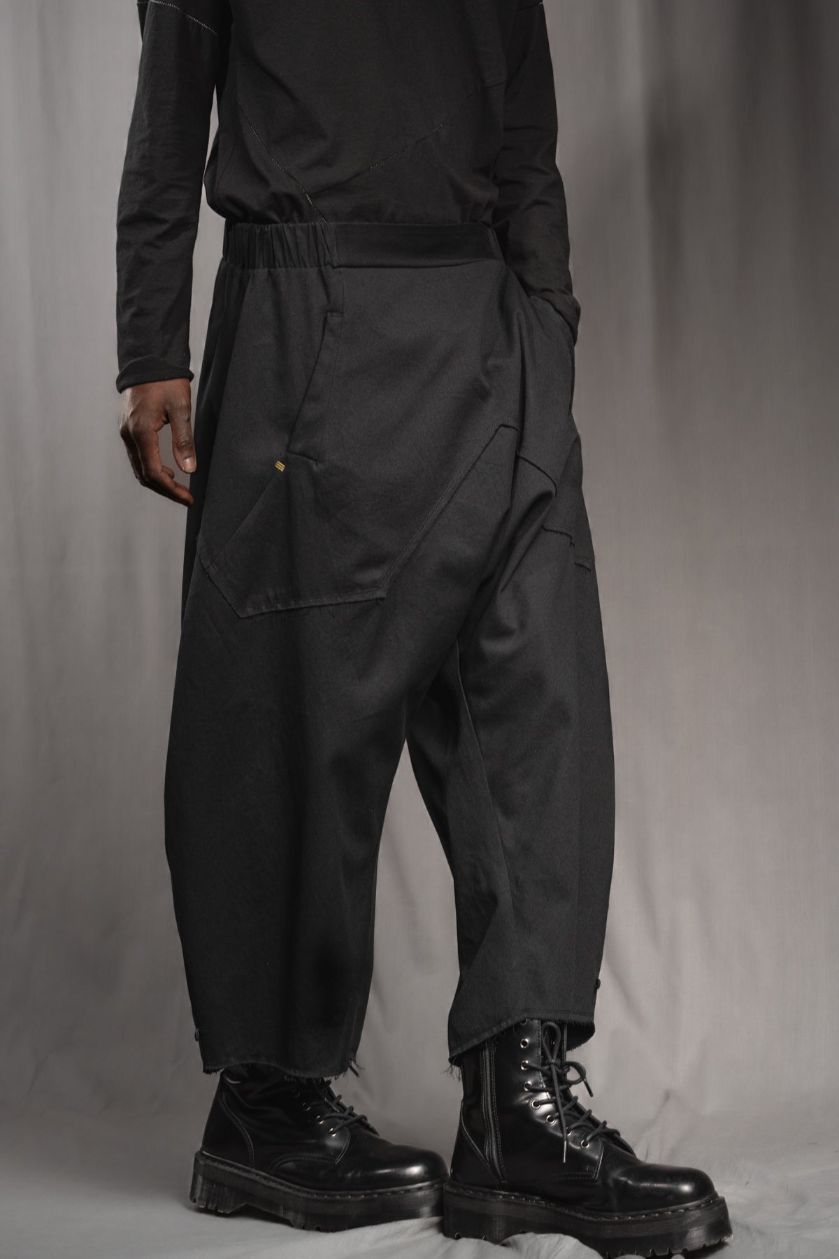 eigensinnig wien | Tuareg | Schwarze, leichte Designer Drop-Crotch Haremshose aus Baumwolle