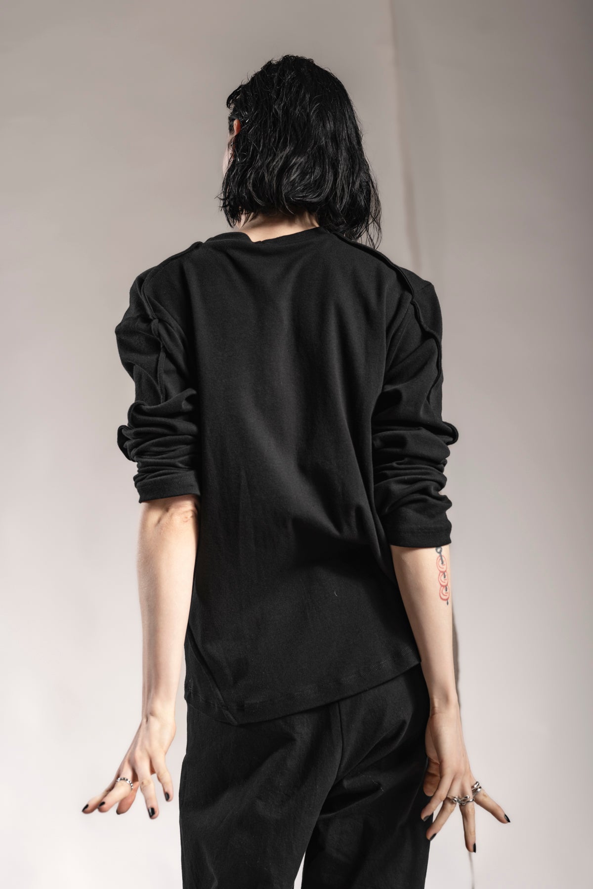 eigensinnig wien | Tyche | Eleganter Pullover für Herren in Schwarz aus Baumwolle