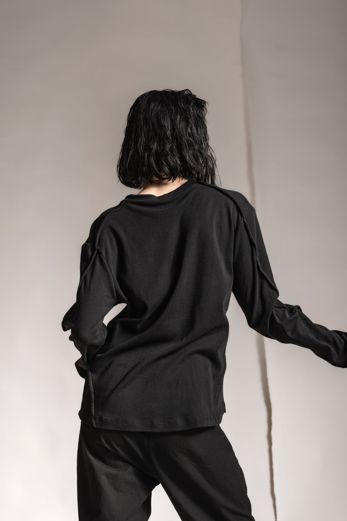 eigensinnig wien | Tyche | Eleganter Pullover für Herren in Schwarz aus Baumwolle