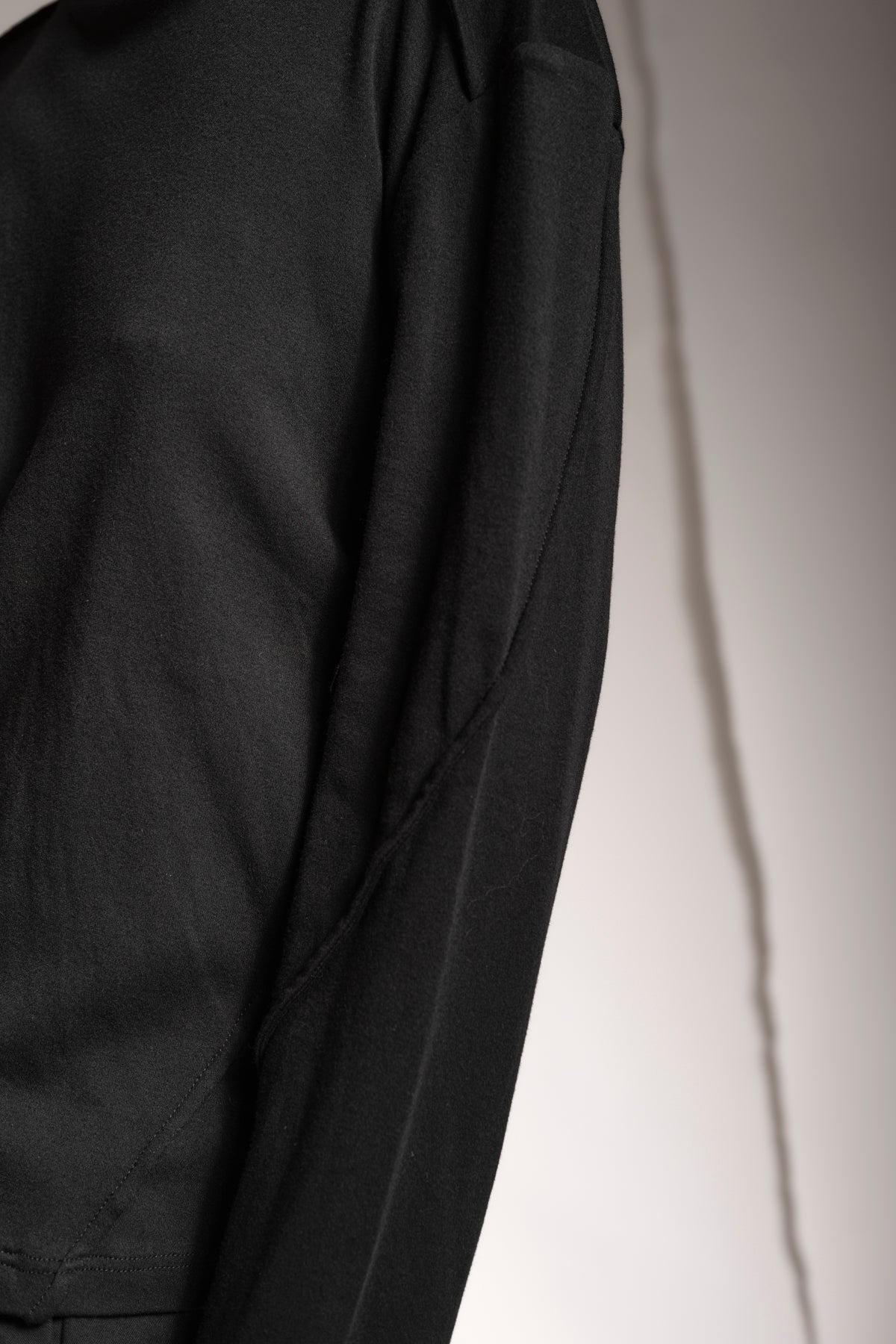 eigensinnig wien | Tyche | Eleganter Pullover für Herren in Schwarz aus Baumwolle