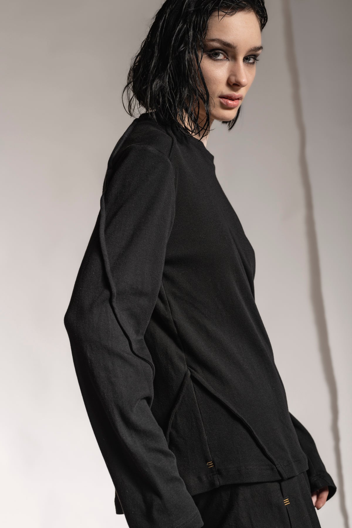 eigensinnig wien | Tyche | Eleganter Pullover für Herren in Schwarz aus Baumwolle