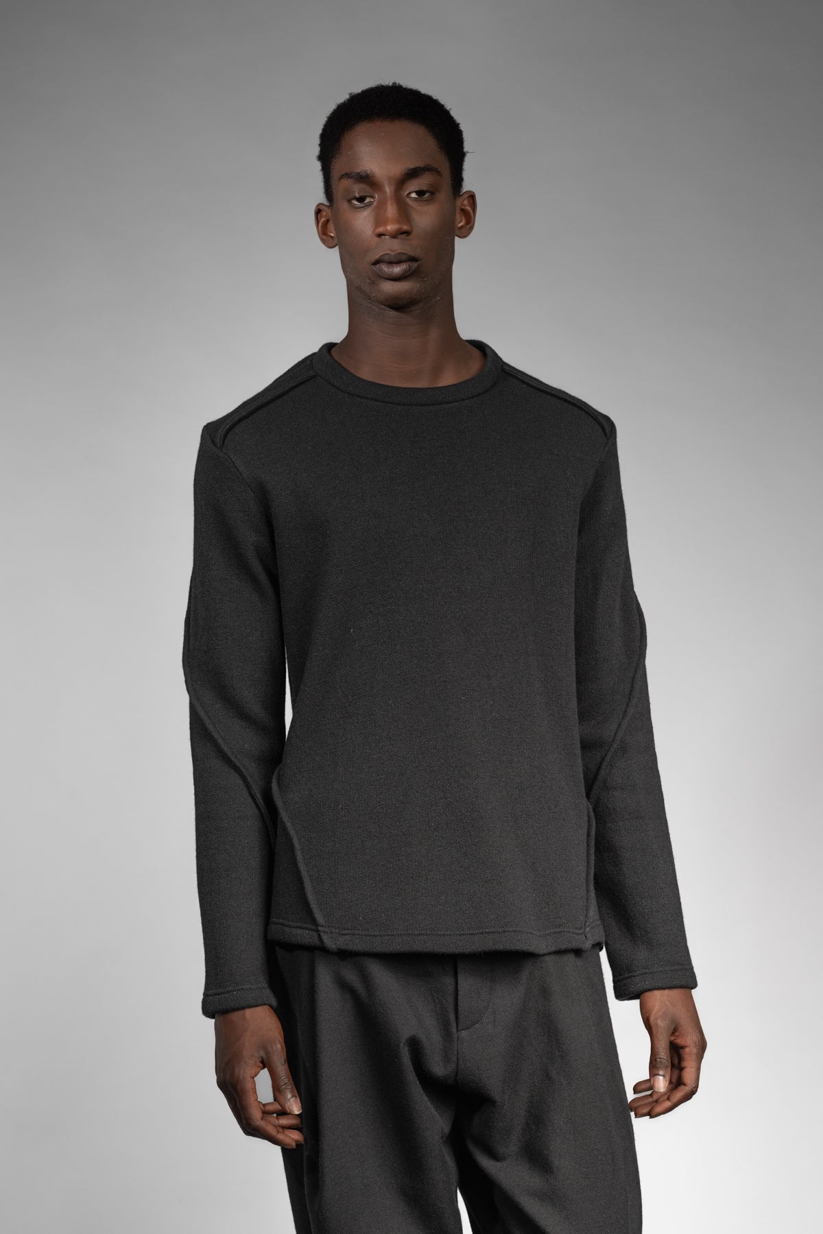 eigensinnig wien | Tyche | Schwarzer Wollpullover mit Rundhals für Damen und Herren