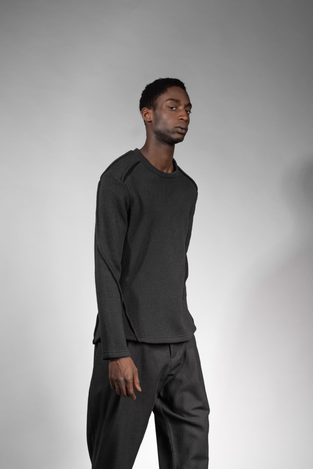 eigensinnig wien | Tyche | Schwarzer Wollpullover mit Rundhals für Damen und Herren