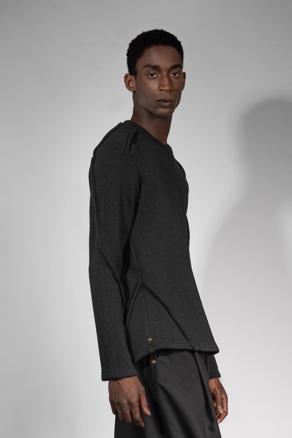 eigensinnig wien | Tyche | Schwarzer Wollpullover mit Rundhals für Damen und Herren