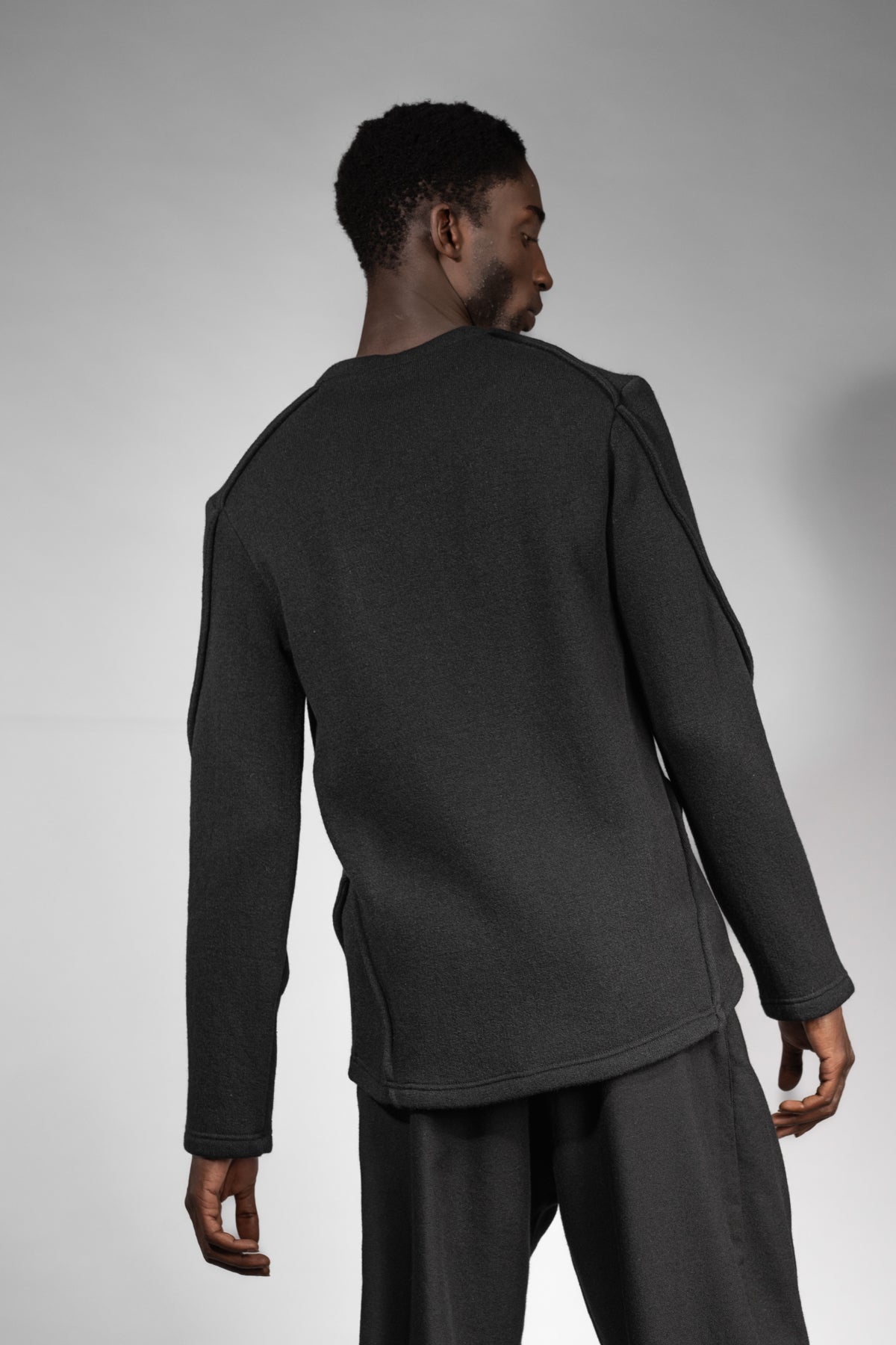 eigensinnig wien | Tyche | Schwarzer Wollpullover mit Rundhals für Damen und Herren