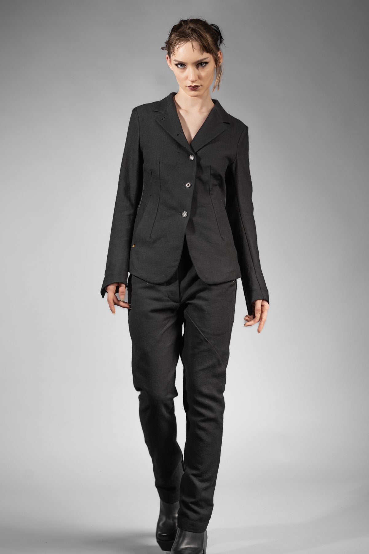 eigensinnig wien | Viccar | Moderner Designer Hosenanzug für Damen aus exklusiver japanischer Wolle