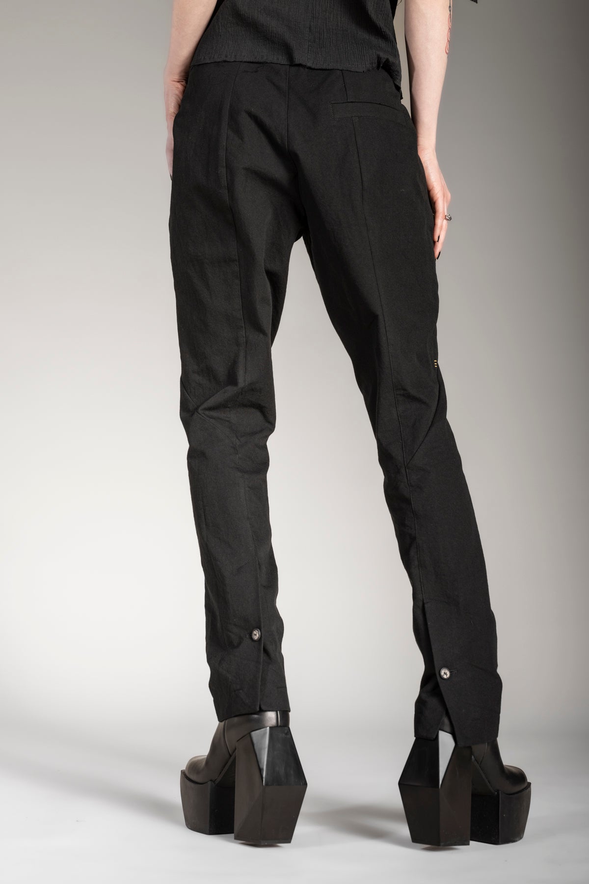 eigensinnig wien | Victoria | Ausgefallene Chino Hose für Damen in Schwarz
