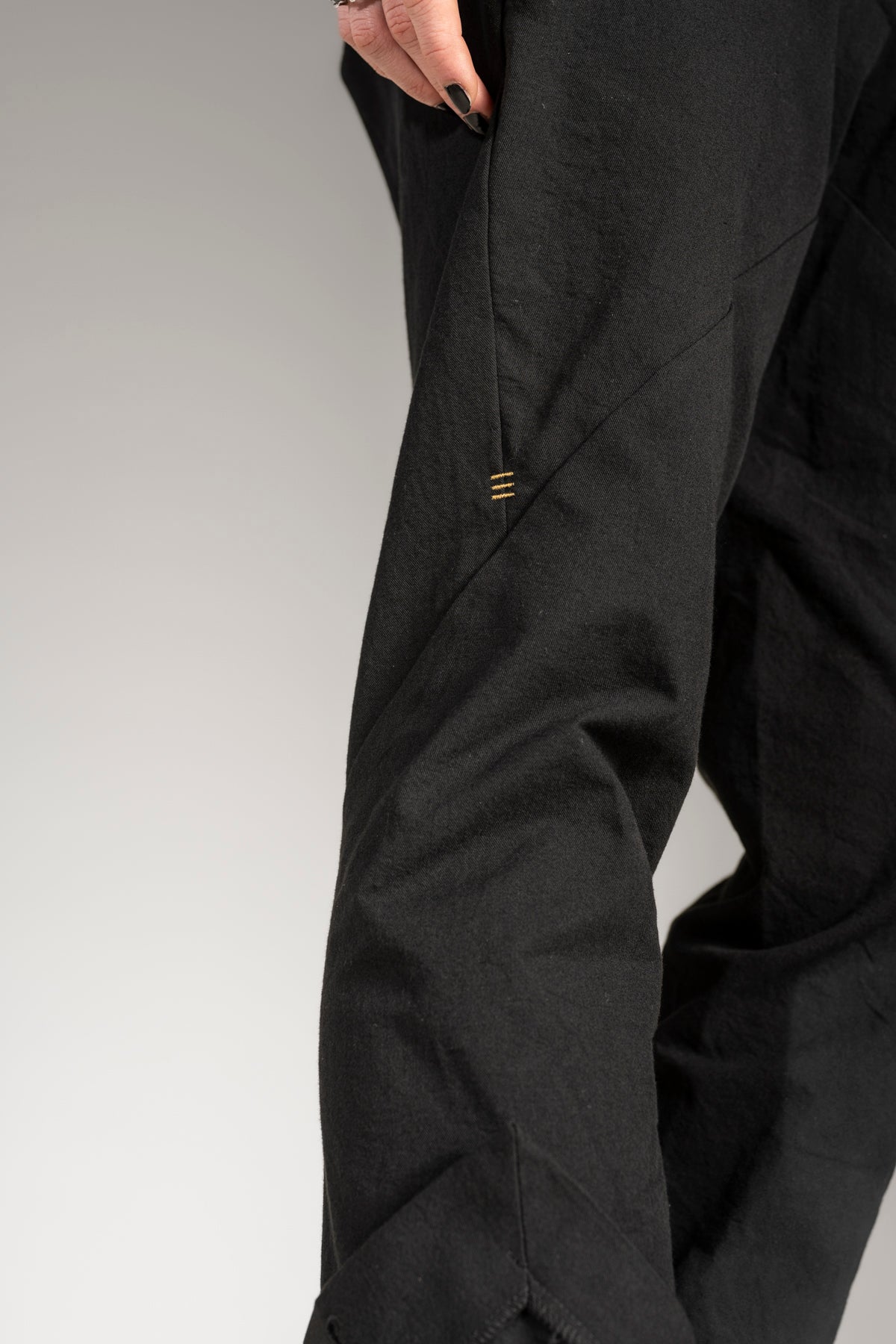 eigensinnig wien | Victoria | Ausgefallene Chino Hose für Damen in Schwarz