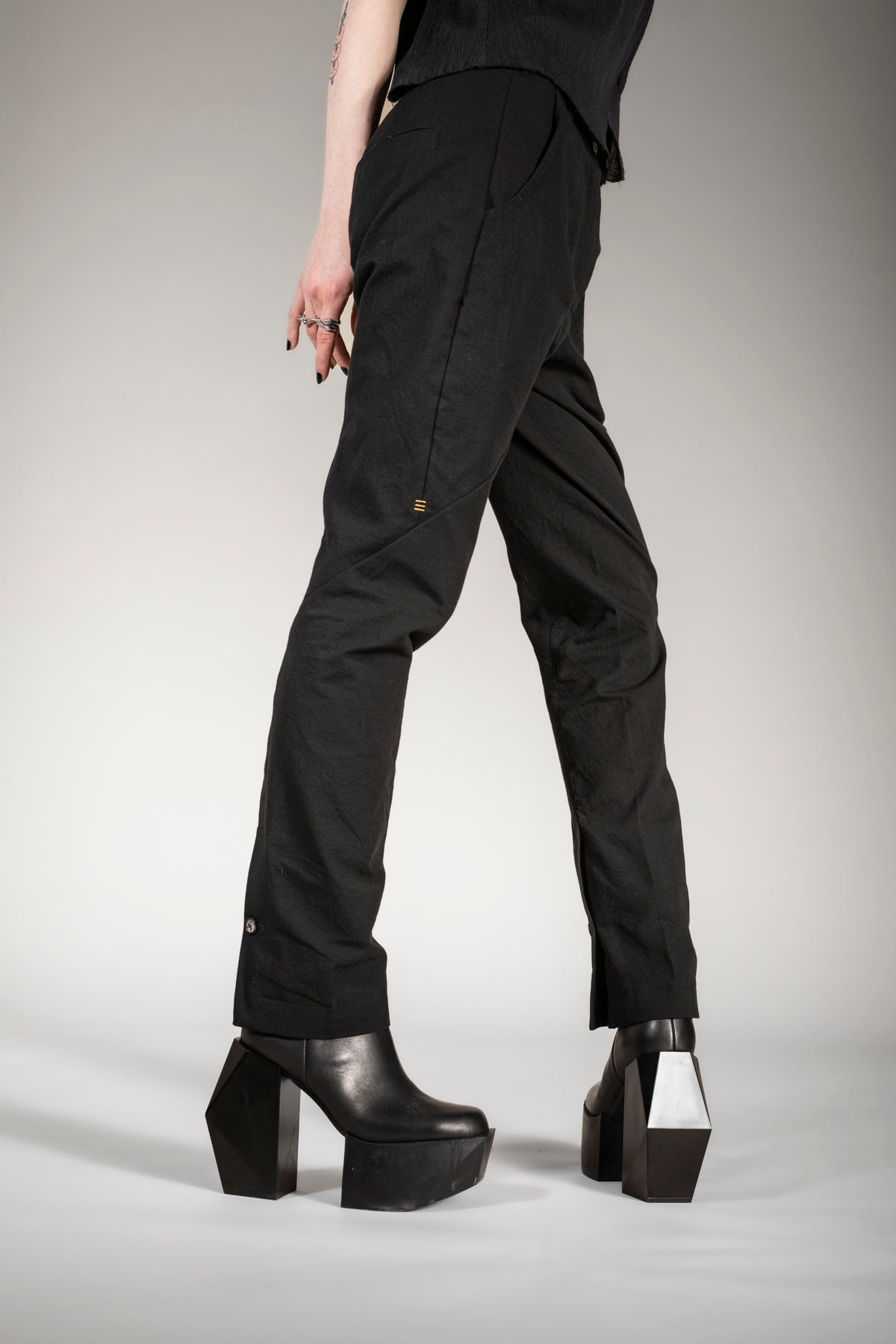 eigensinnig wien | Victoria | Ausgefallene Chino Hose für Damen in Schwarz