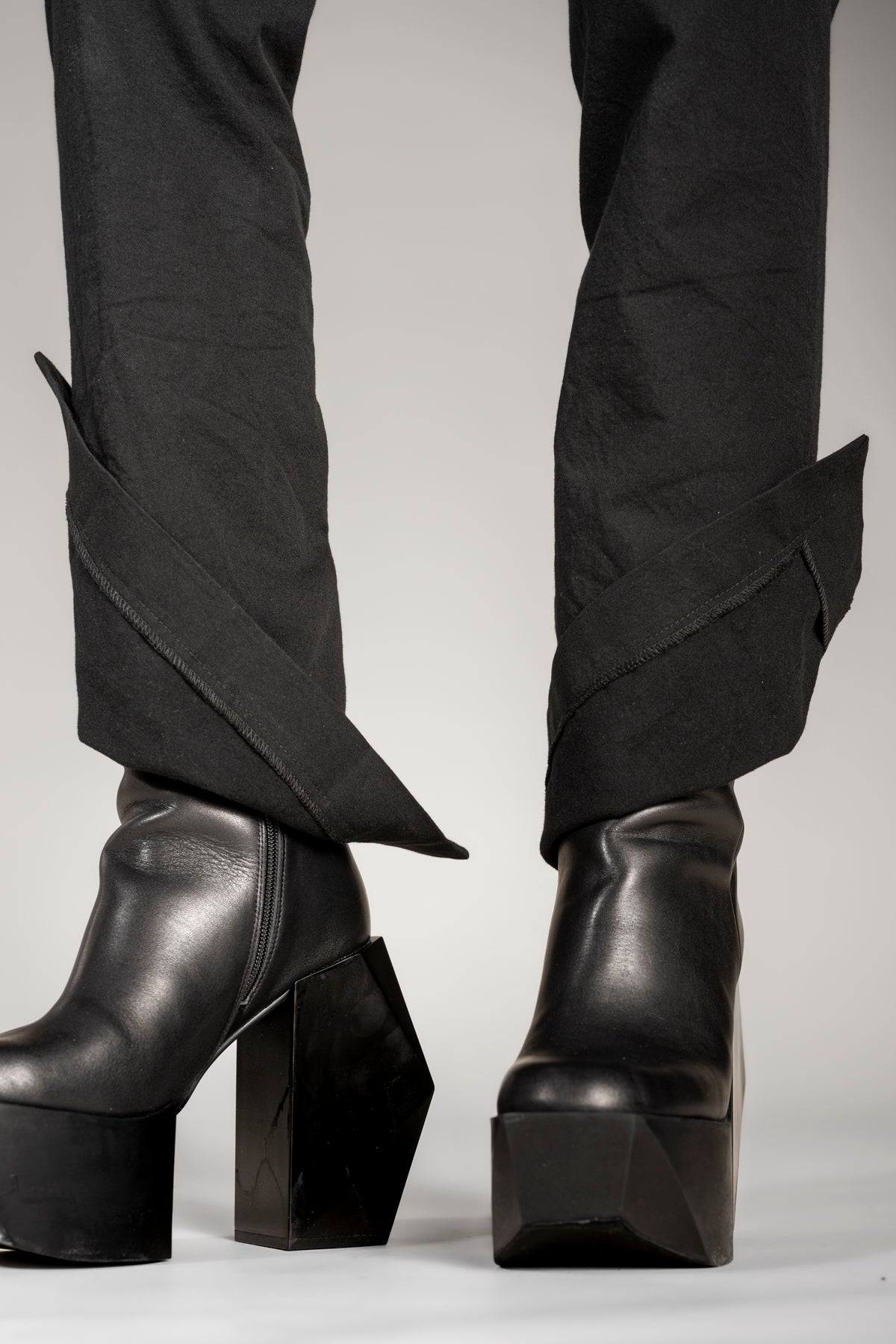 eigensinnig wien | Victoria | Ausgefallene Chino Hose für Damen in Schwarz