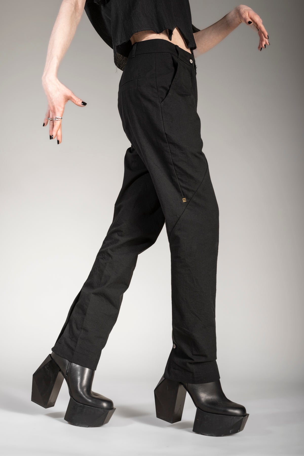 eigensinnig wien | Victoria | Ausgefallene Chino Hose für Damen in Schwarz