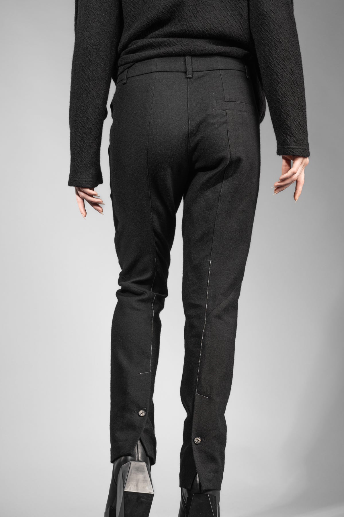 eigensinnig wien | Victoria | Schwarze, schmale Damen Anzug-Wollhose aus exklusiver japanischer Wolle