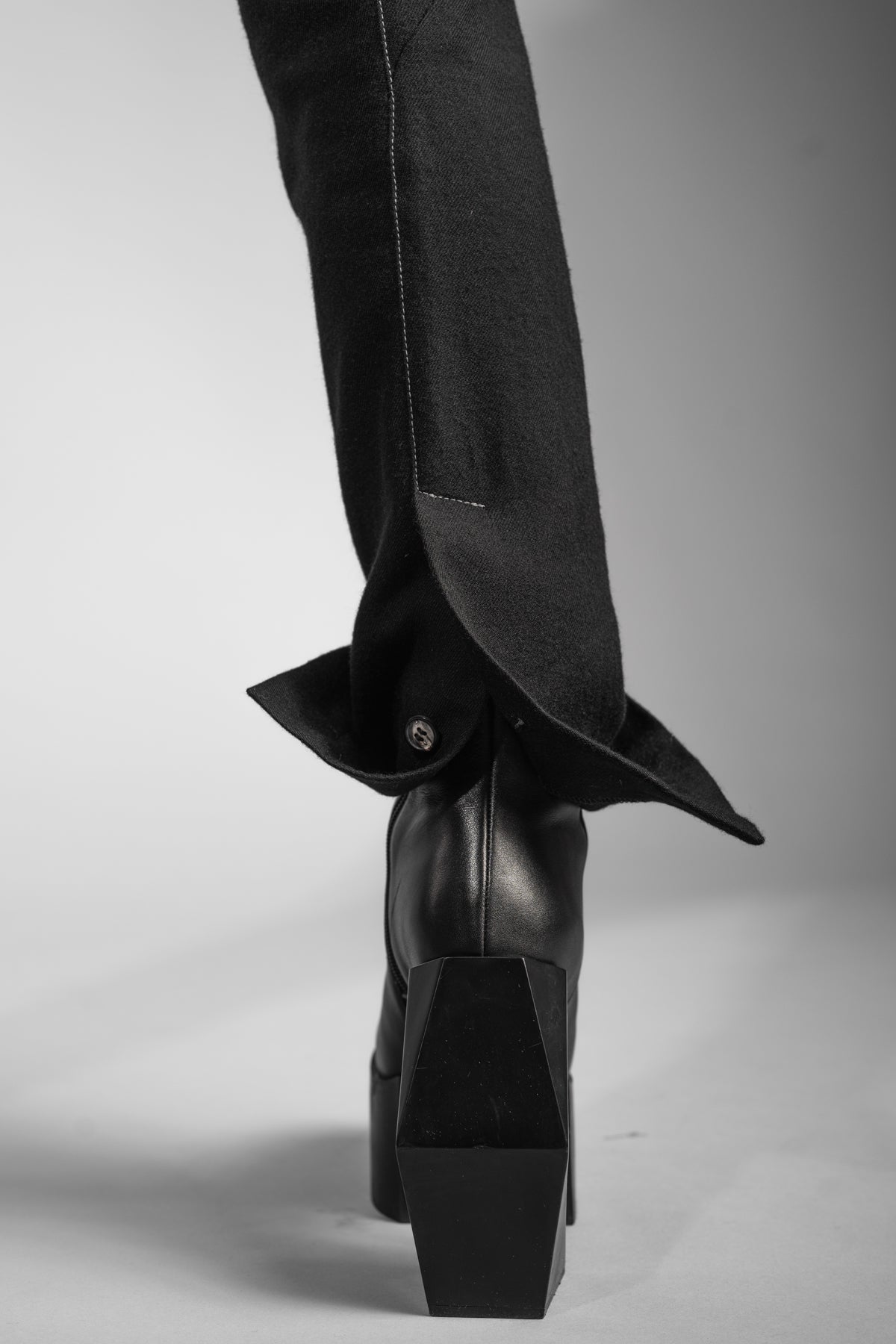 eigensinnig wien | Victoria | Schwarze, schmale Damen Anzug-Wollhose aus exklusiver japanischer Wolle