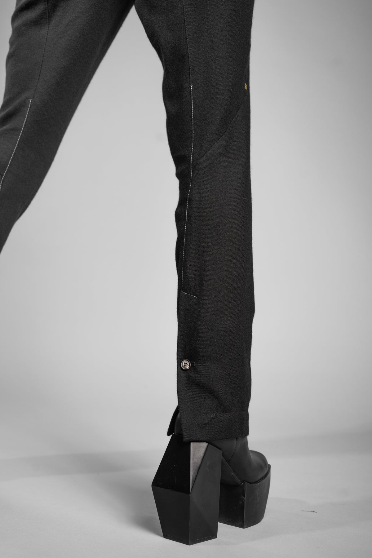 eigensinnig wien | Victoria | Schwarze, schmale Damen Anzug-Wollhose aus exklusiver japanischer Wolle