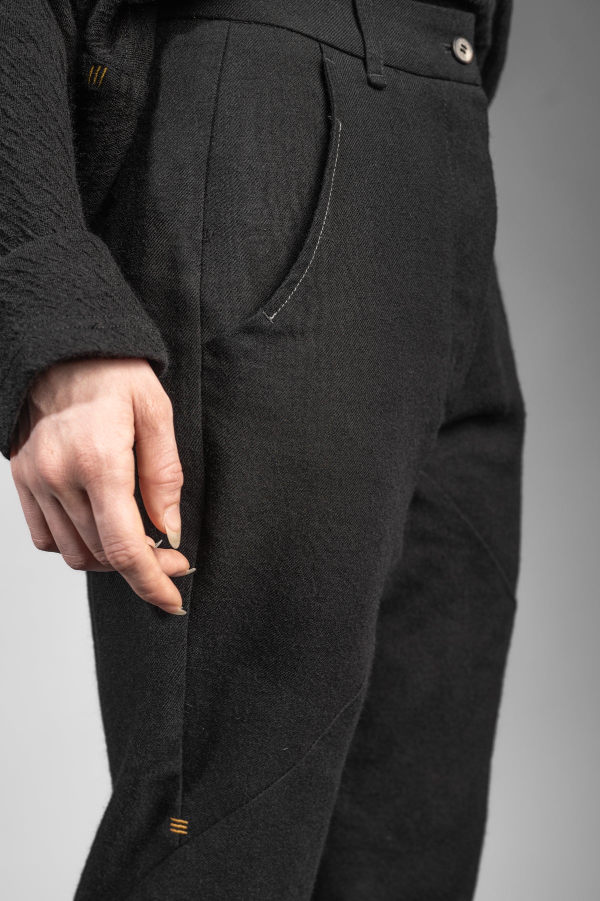 eigensinnig wien | Victoria | Schwarze, schmale Damen Anzug-Wollhose aus exklusiver japanischer Wolle